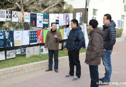 学校领导观看作品展
