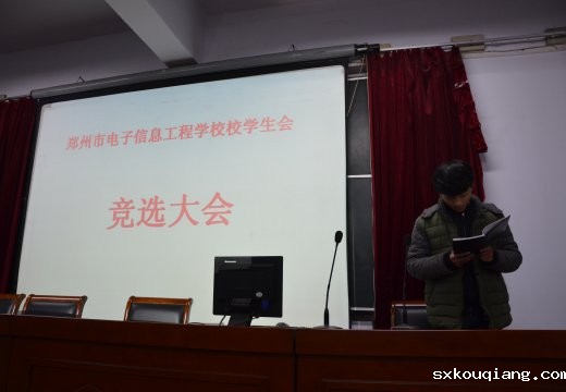 评委们为竞选者打分