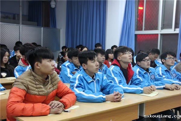 学生干部积极参与听讲.jpg