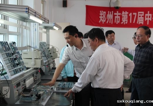 参观电工电子-电子产品组装实训室