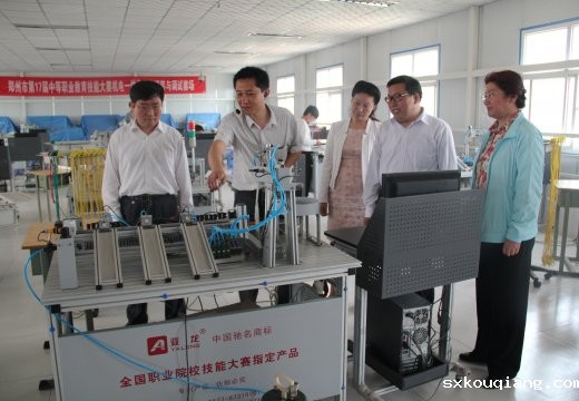 参观电工电子-光机电一体化实训场
