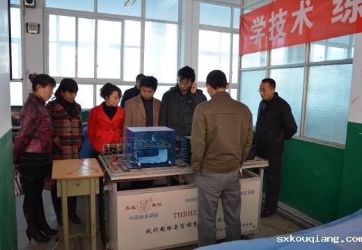 参观实训设备
