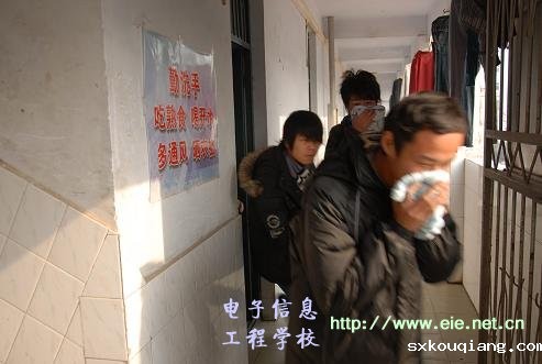 住校生按照学校要求掩鼻逃离