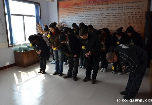 师生代表向烈士鞠躬
