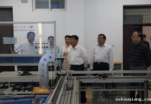 参观柔性生产线实训室