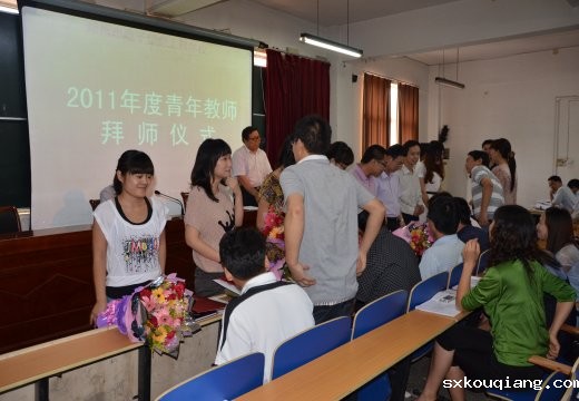 青年教师向指导教师献花