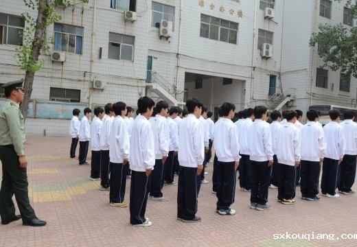 随着教官的口令，同学们做着标准的动作
