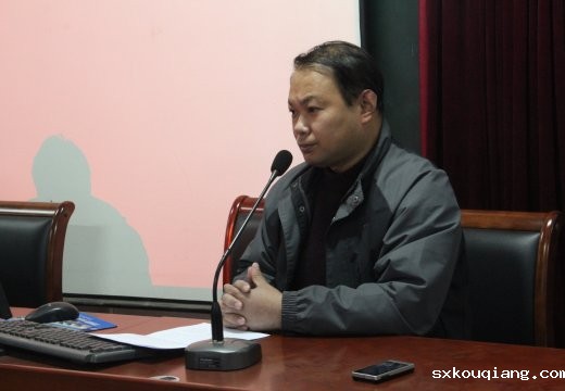 学校第一党支部书记曹源给同学们上了第一堂党课