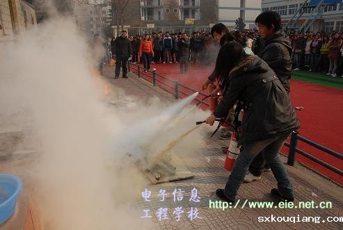 在教师的指导下，学生成功将火扑灭