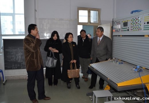 参观液压气动实训室