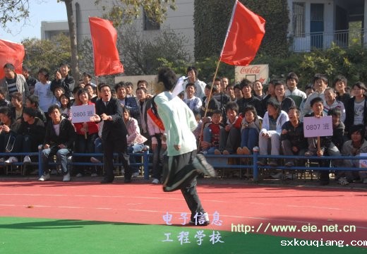 震耳欲聋的加油声