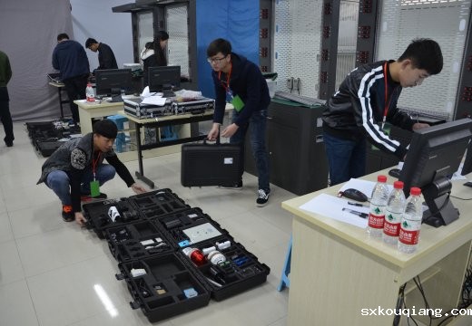 赛场内选手们紧张的进行作业