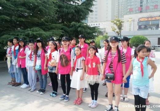 志愿者带领孩子们游览美丽的郑州