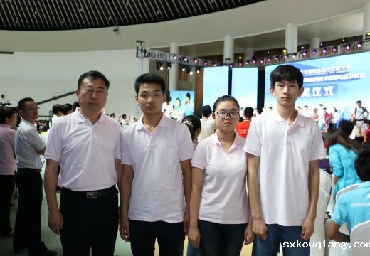 李京辉校长与获奖选手合影