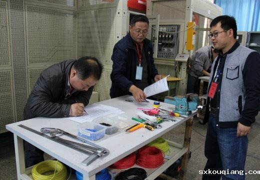 在我校参加教师组比赛的老师们正在认真答题