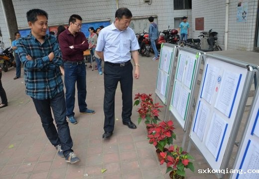 学校领导参观硬笔书法展示