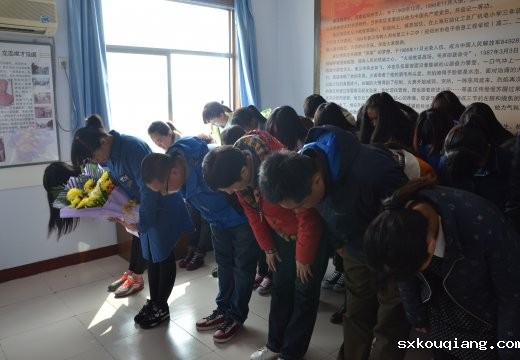 师生向烈士塑像鞠躬致敬