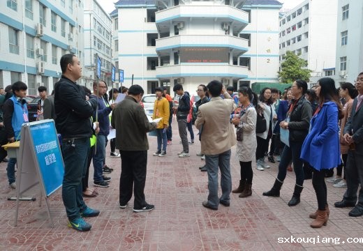 参赛师生等待检录入场