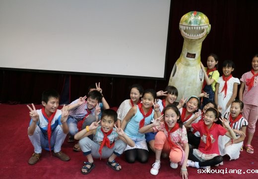 孩子们在郑州市科技馆内参观留影