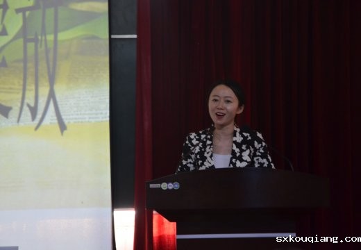 宁静老师的演讲“梦想在坚守中绽放”