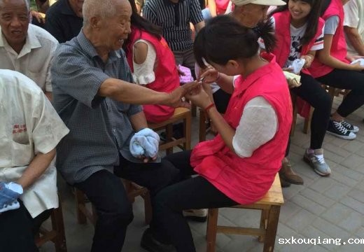 志愿者为老人修剪指甲