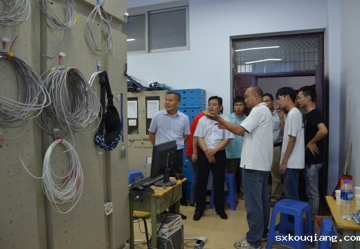 省市领导在备赛现场与参赛师生交流