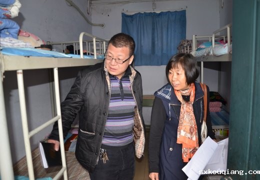 督察组对学生宿舍进行检查