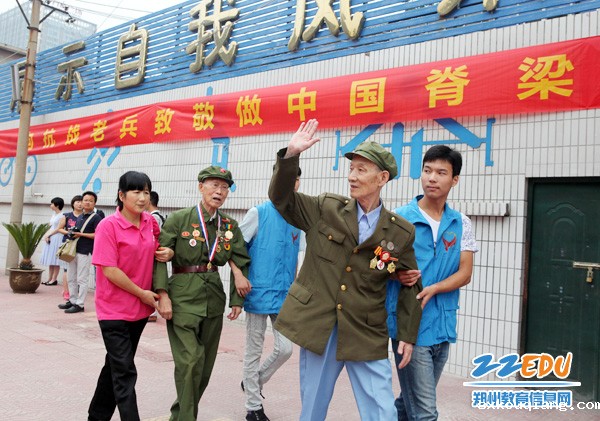 抗战老兵检阅“小兵” 共纪念抗战胜利70周年