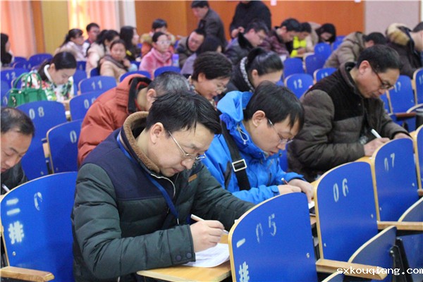 教职工填写调查问卷.JPG