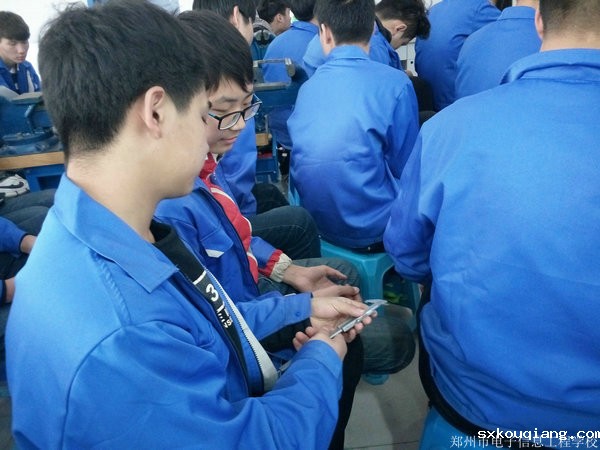 学生认真学习.jpg