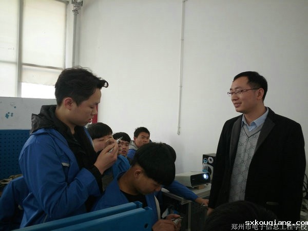 学生积极回答问题.jpg