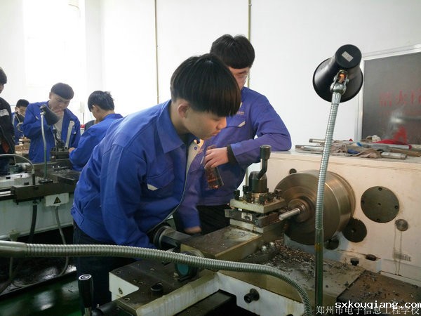 学生开车床.jpg
