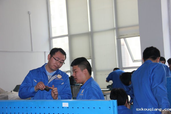 赵鹏飞老师仔细为学生讲解.JPG
