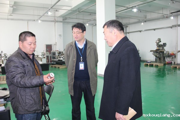 校领导与工厂师傅交流.JPG