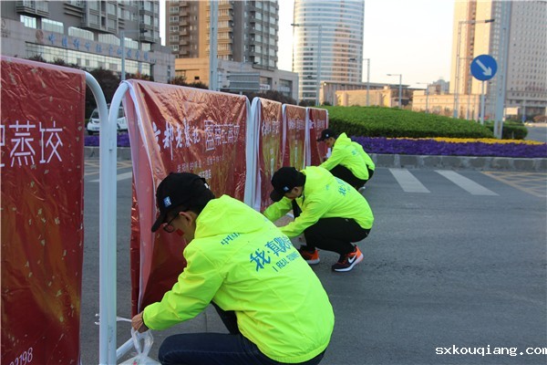 2 搬设广告牌、警戒线搭建赛道隔离带.jpg