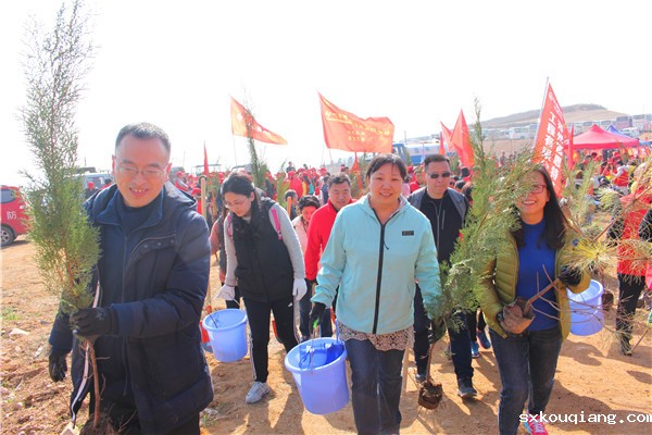 1老师们来到嵩山一起植树.JPG