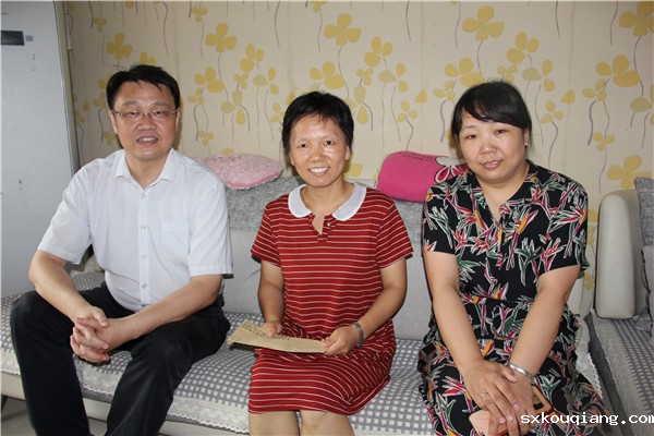 看望困难党员周霞.JPG