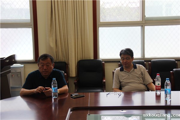 2.校长李京辉、党委书记张凯向军转干部表示慰问.JPG