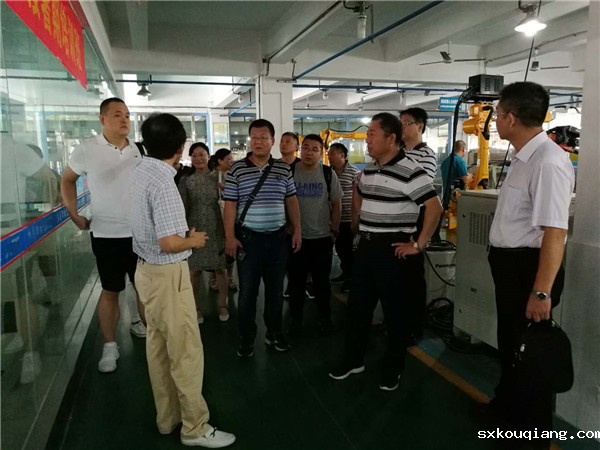 集美职校参观大型实训基地.jpg