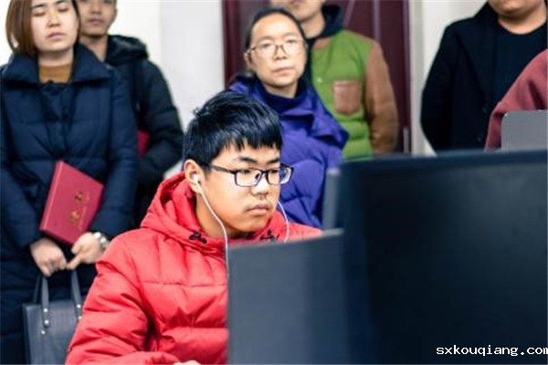 8影视技能工作室学员接收指导.jpg
