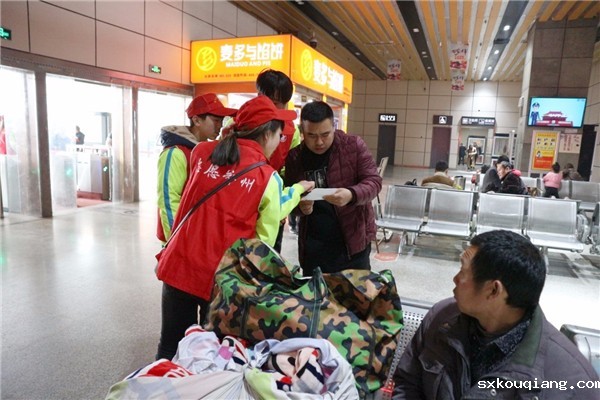 3为乘客提供咨询.jpg