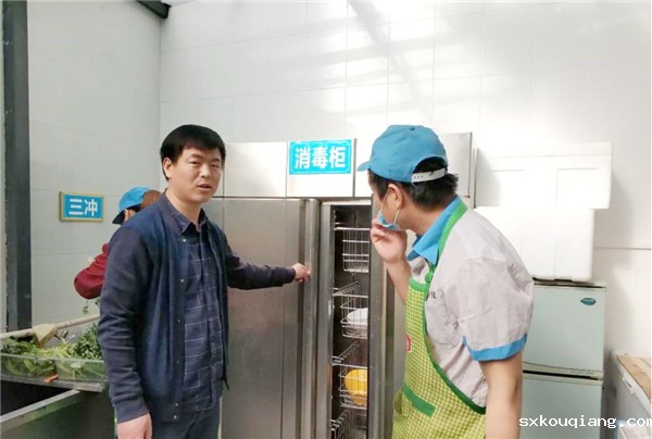 2总务处辛云昌主任检查食堂消毒设施.jpg