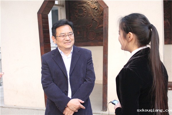 52葛飞副局长接受校园电视台小记者采访.jpg