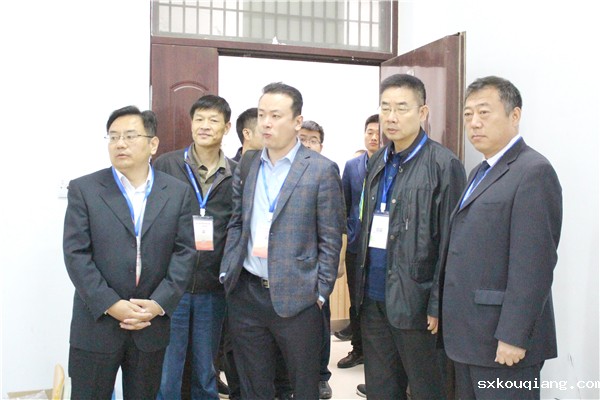 8与会领导巡视通信控制系统安装与维护赛项赛场.jpg