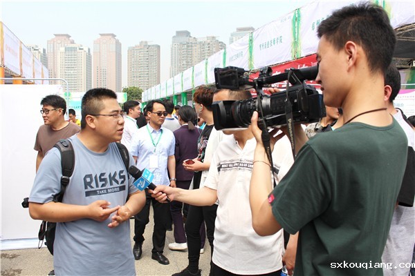 7刘伟主任接受采访.jpg