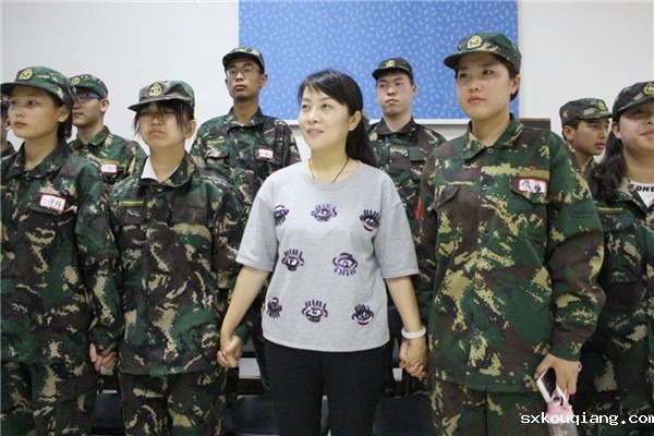 政教处张丽君主任和同学们在一起互动.jpg