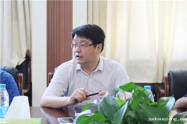 2张凯书记主持会议.jpg