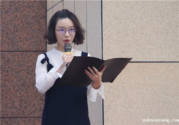 2教师代表黄译元发言.jpg