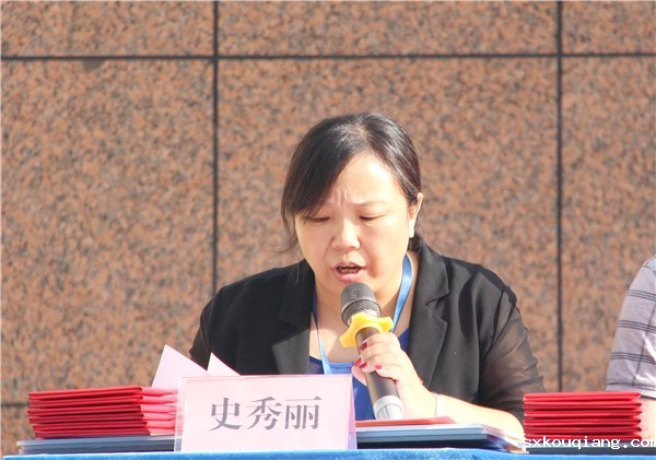 8纪委史秀丽书记宣读文明学生名单.jpg