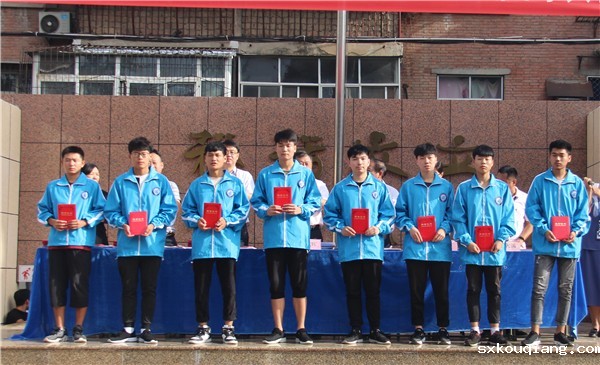 10-1三号学生代表领奖.jpg